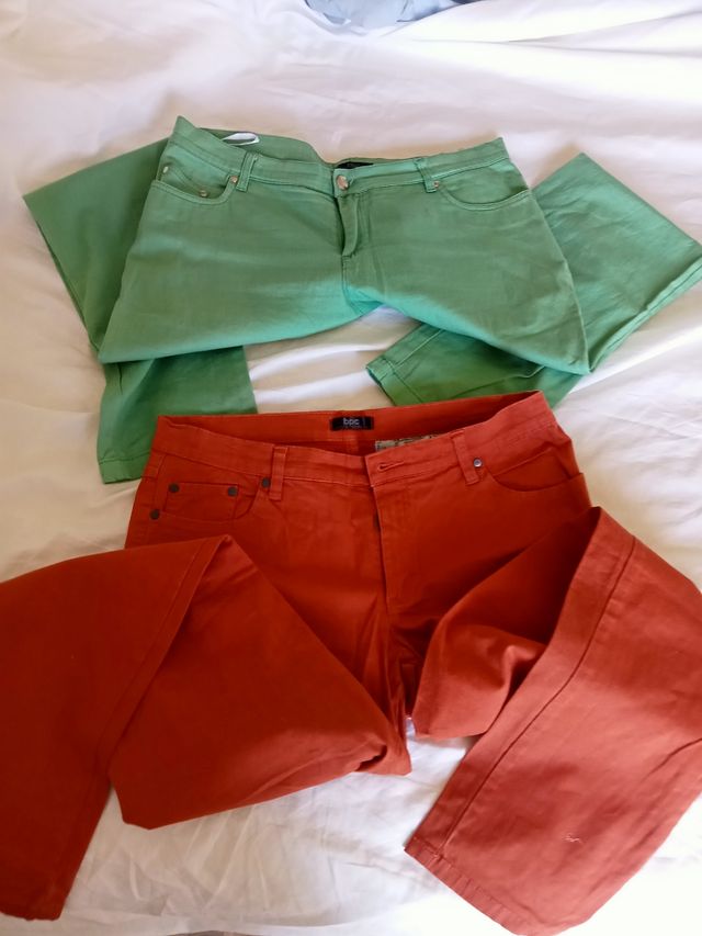 Coppia di jeans colorati