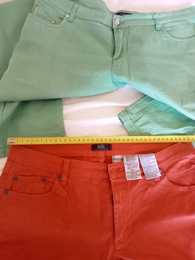 Coppia di jeans colorati