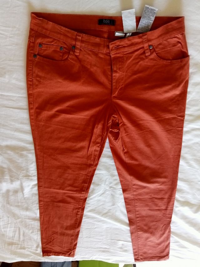 Coppia di jeans colorati