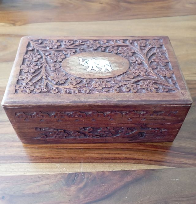 Caja de madera tallada