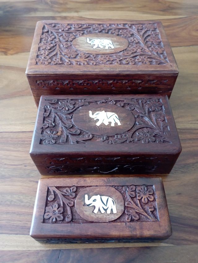 Caja de madera tallada