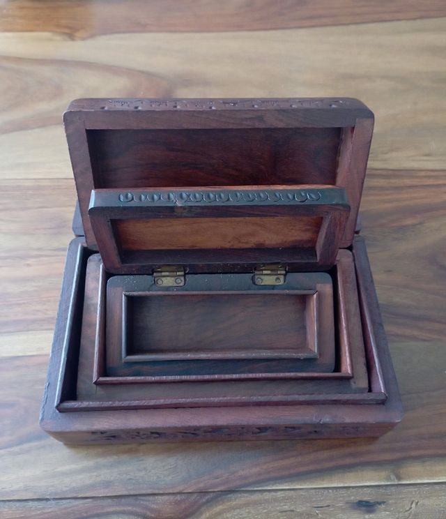 Caja de madera tallada