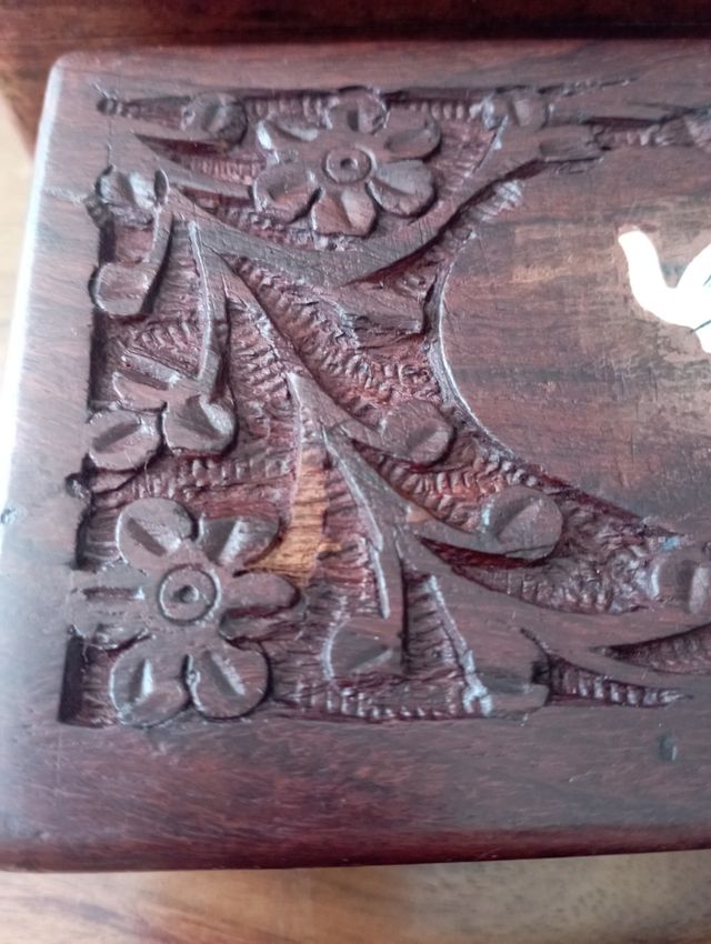Caja de madera tallada