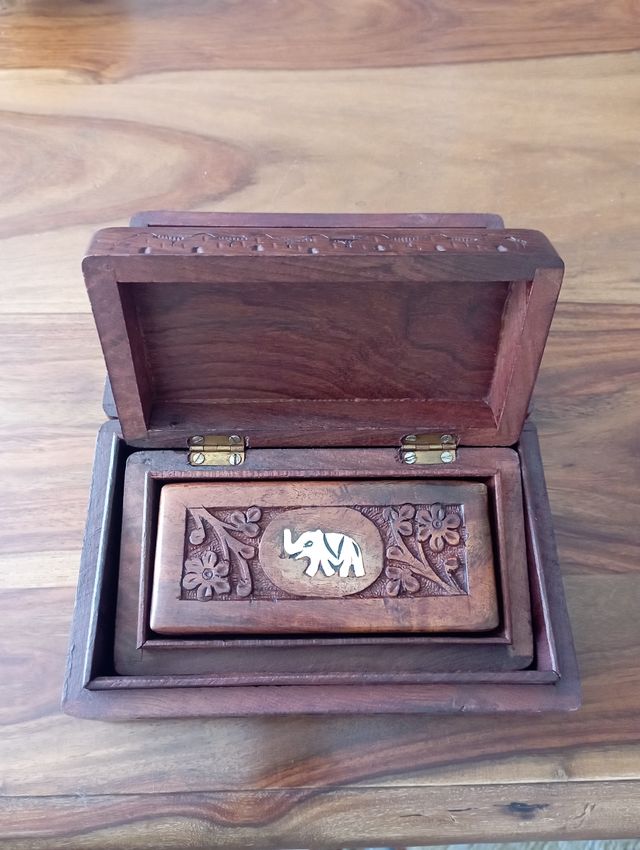 Caja de madera tallada