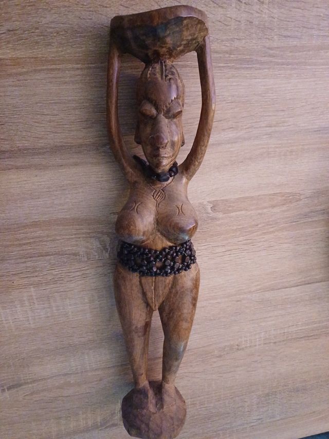 Mascara africana madera