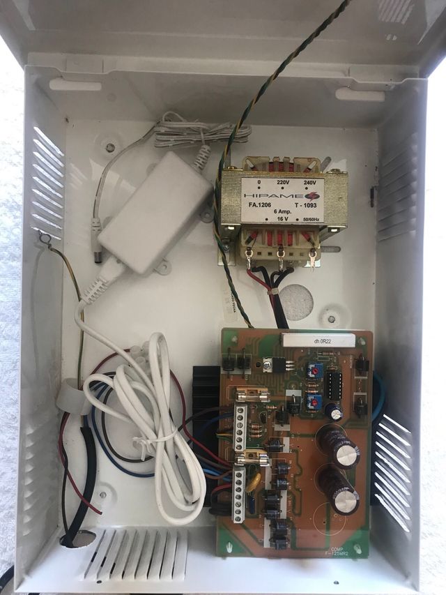 Fuente de alimentacion para camaras de 12V