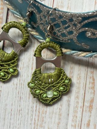Pendientes de anilla de macramé