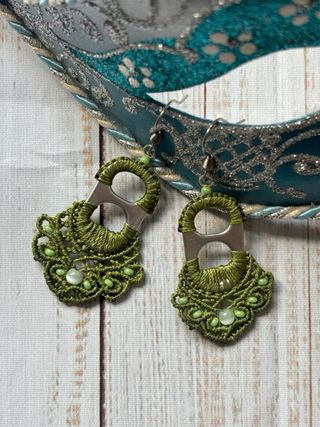 Pendientes de anilla de macramé