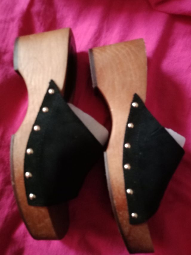 Zuecos negros tachuelas