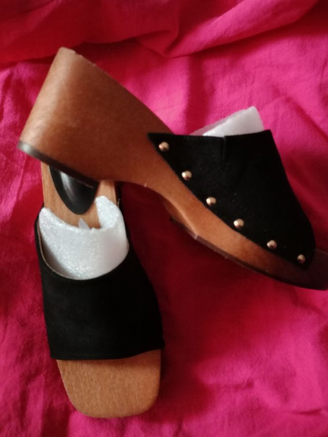 Zuecos negros tachuelas