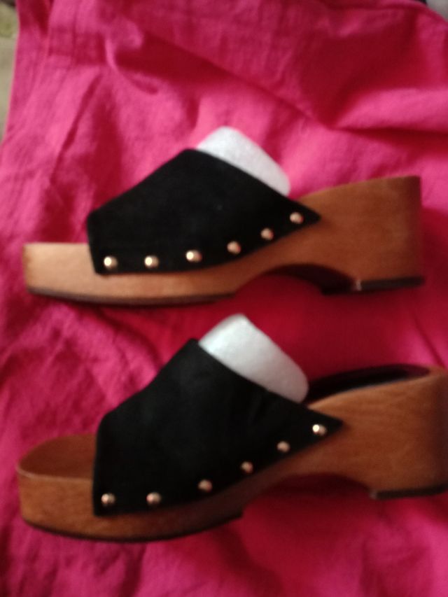 Zuecos negros tachuelas