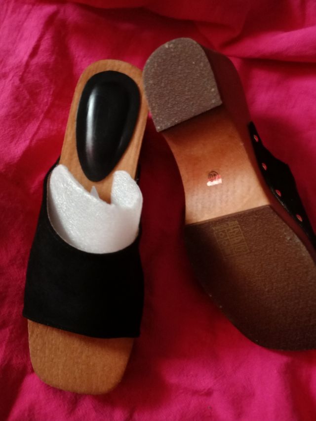 Zuecos negros tachuelas