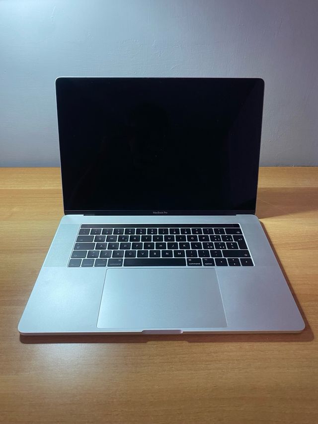 Macbook pro 15” touchbar i7