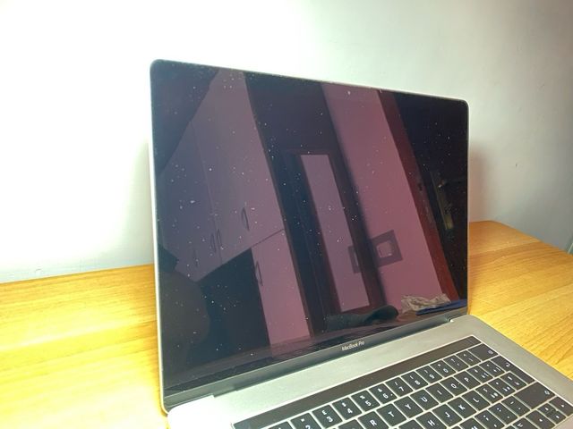 Macbook pro 15” touchbar i7