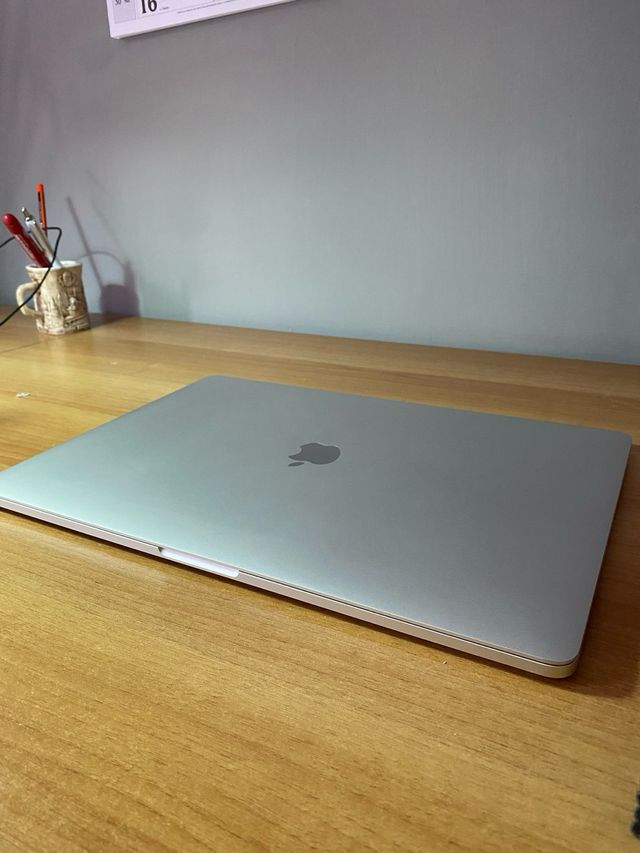 Macbook pro 15” touchbar i7