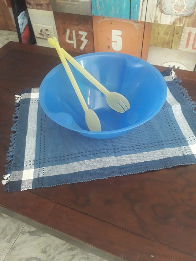 Ensaladera y cubiertos