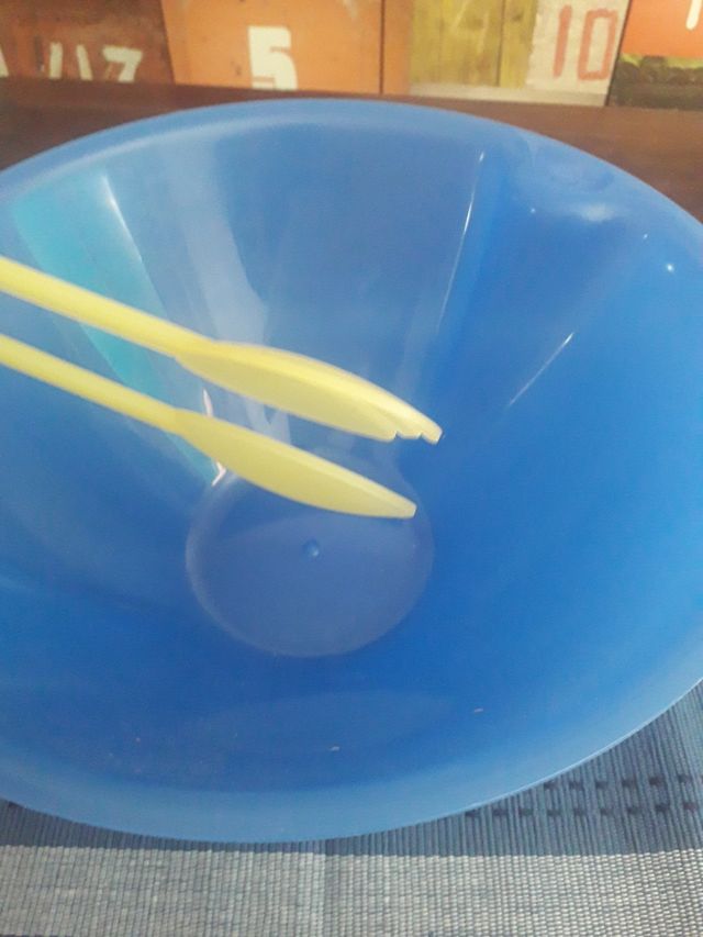 Ensaladera y cubiertos