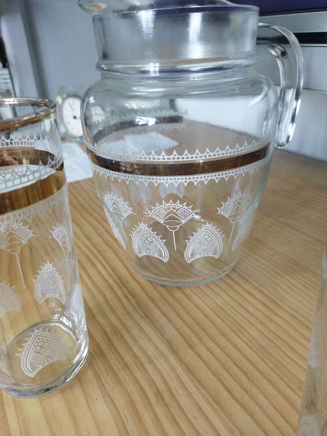 Jarra y vasos bonitos y antiguos 