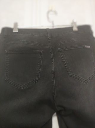 Pantalón de la marca Morgan.