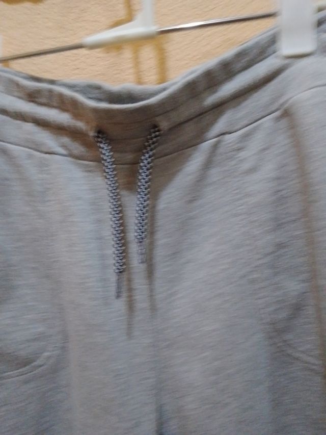 Pantalón corto deportivo de hombre gris