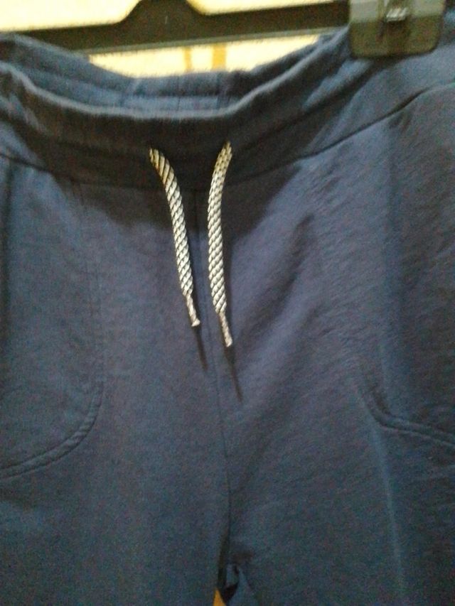 Pantalón corto deportivo de hombre azul.