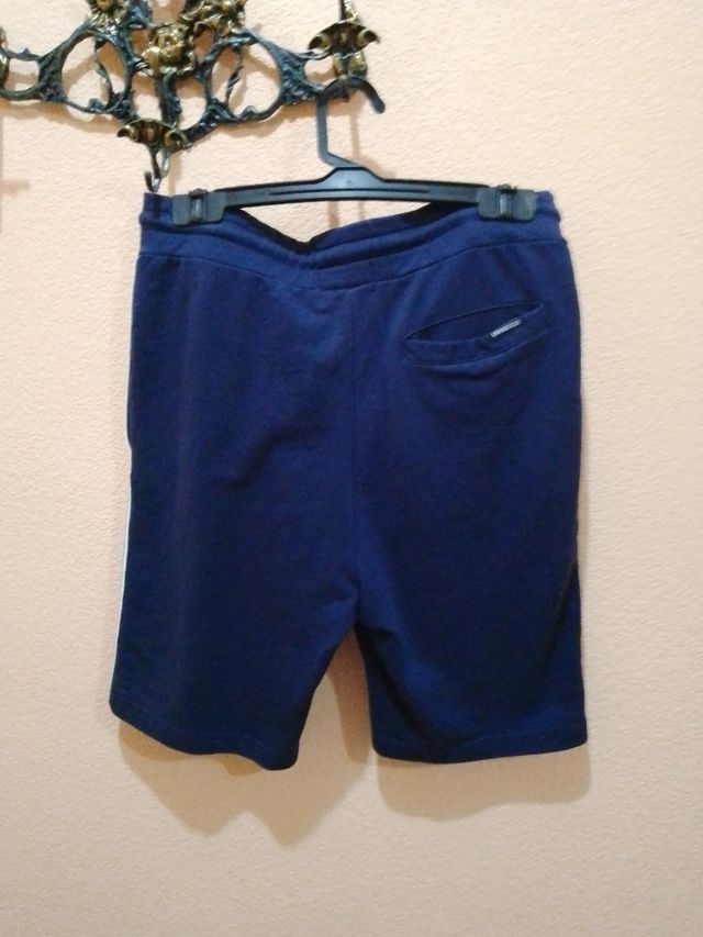 Pantalón corto deportivo de hombre azul.