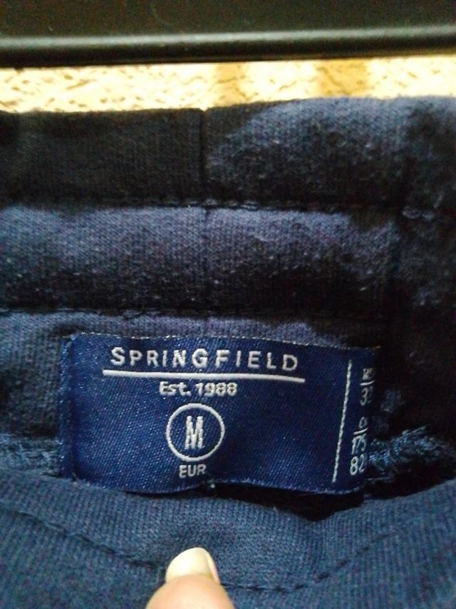 Pantalón corto deportivo de hombre azul.