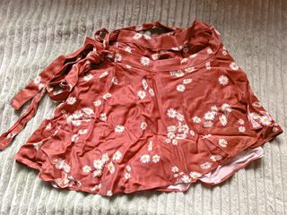 Falda corta marrón flores con cinturón