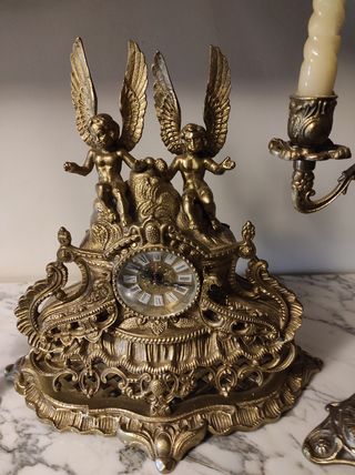Reloj y candelabros de bronce