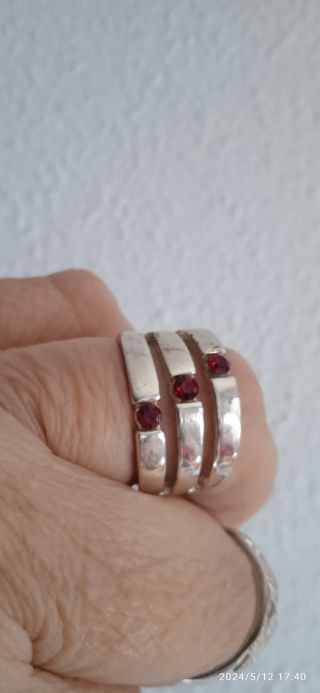 Anillo plata con 3 piedras rojas