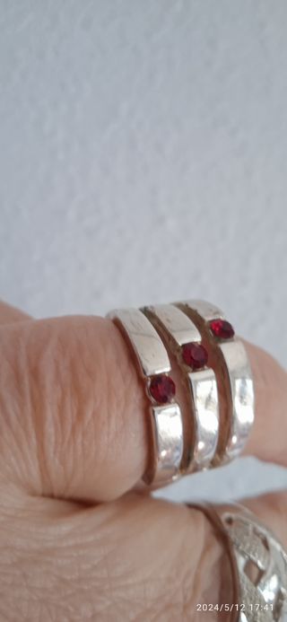 Anillo plata con 3 piedras rojas
