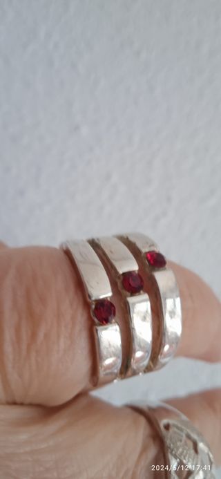 Anillo plata con 3 piedras rojas