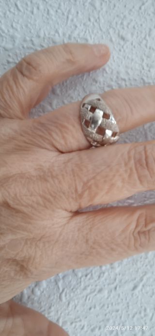 Anillo plata haciendo formas arriba