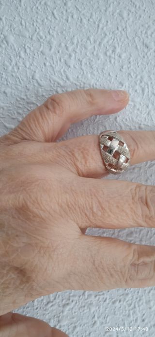 Anillo plata haciendo formas arriba