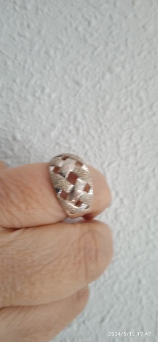 Anillo plata haciendo formas arriba