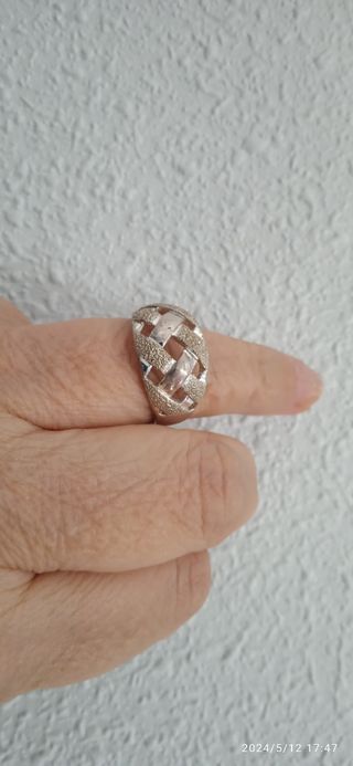 Anillo plata haciendo formas arriba