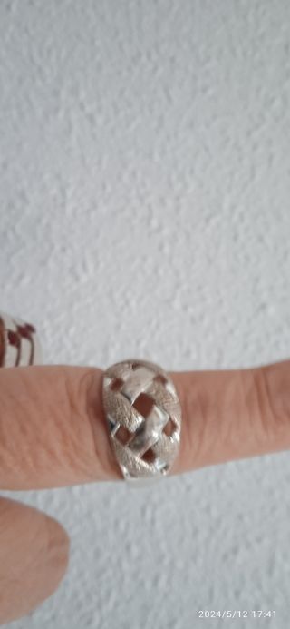 Anillo plata haciendo formas arriba