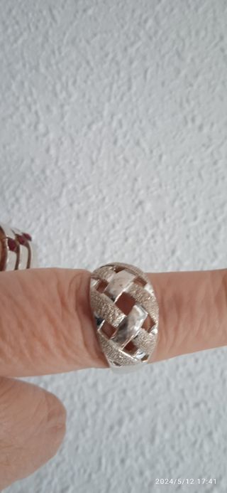 Anillo plata haciendo formas arriba