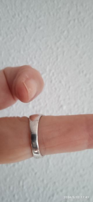 Anillo plata haciendo formas arriba