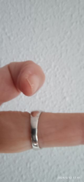 Anillo plata haciendo formas arriba