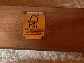 Mesa auxiliar de teca.