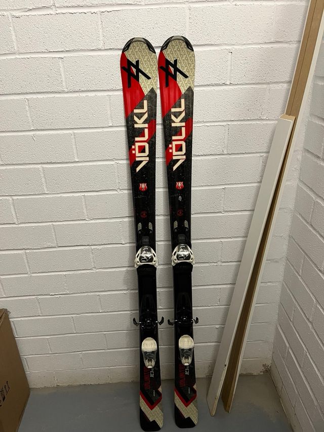 Esquis Völkl con bastones