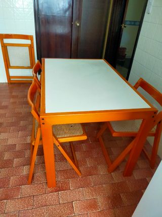 Mesa y sillas 