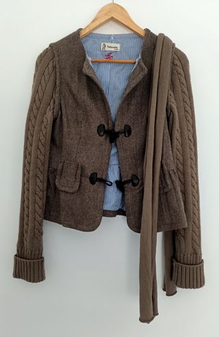 Chaqueta corta pañuelo incorporado