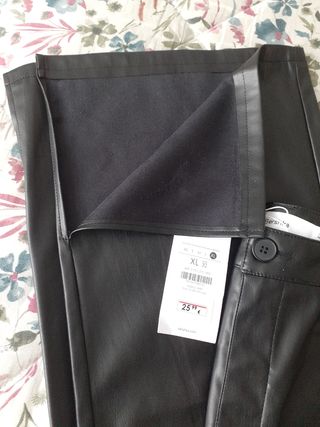 Pantalón negro cuero