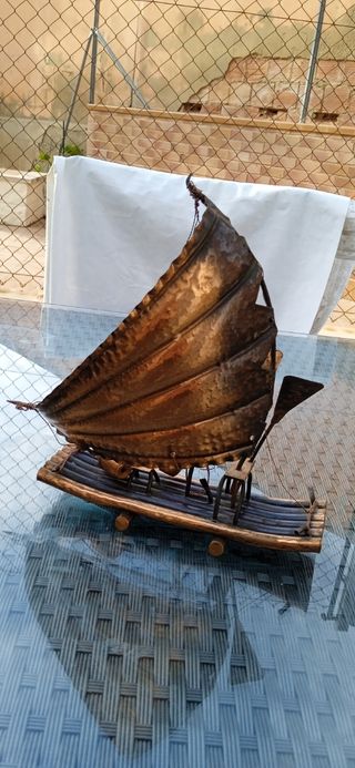 Esculturas de veleros brasileños de cobre.