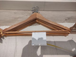 Perchas de madera y de niños