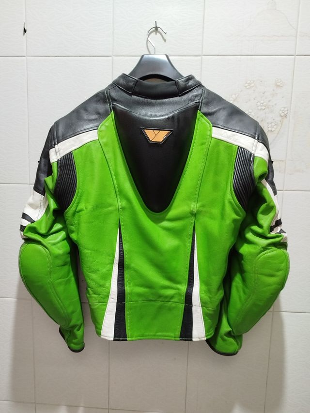 CHAQUETA DE MOTO CON JOROBA PIEL
