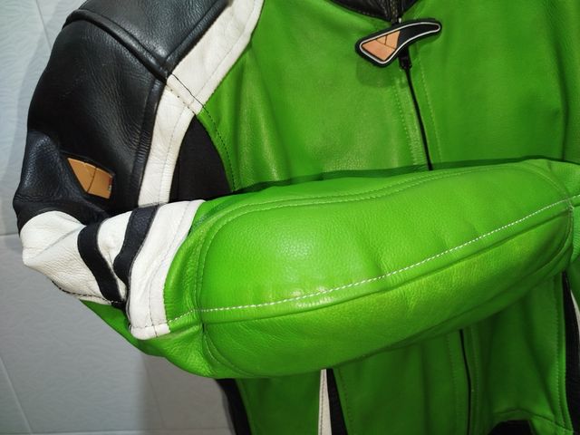 CHAQUETA DE MOTO CON JOROBA PIEL