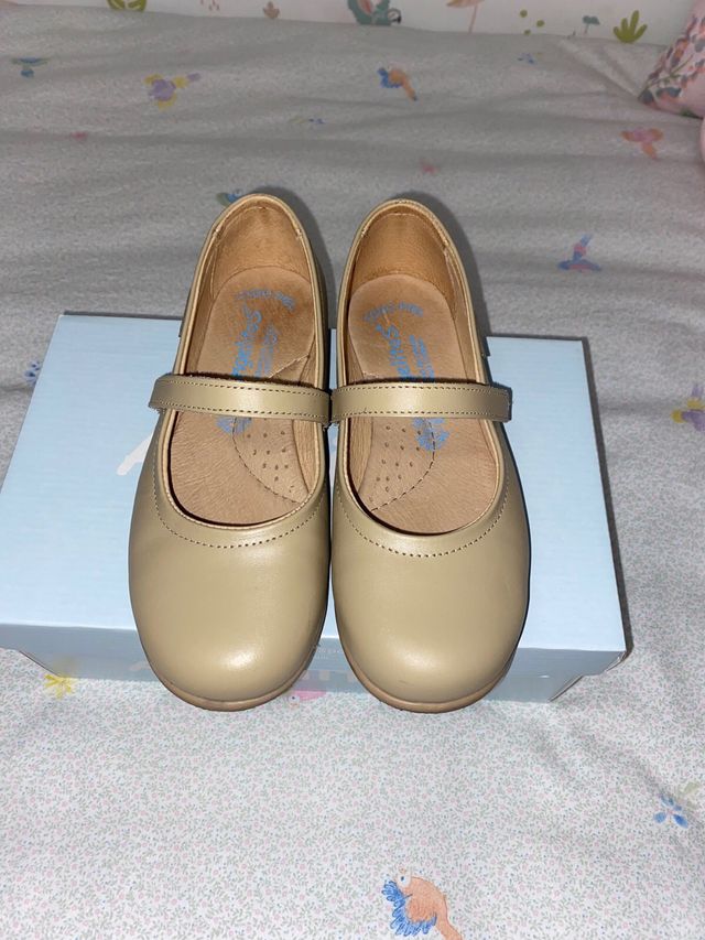 Zapato de piel niña color camel.